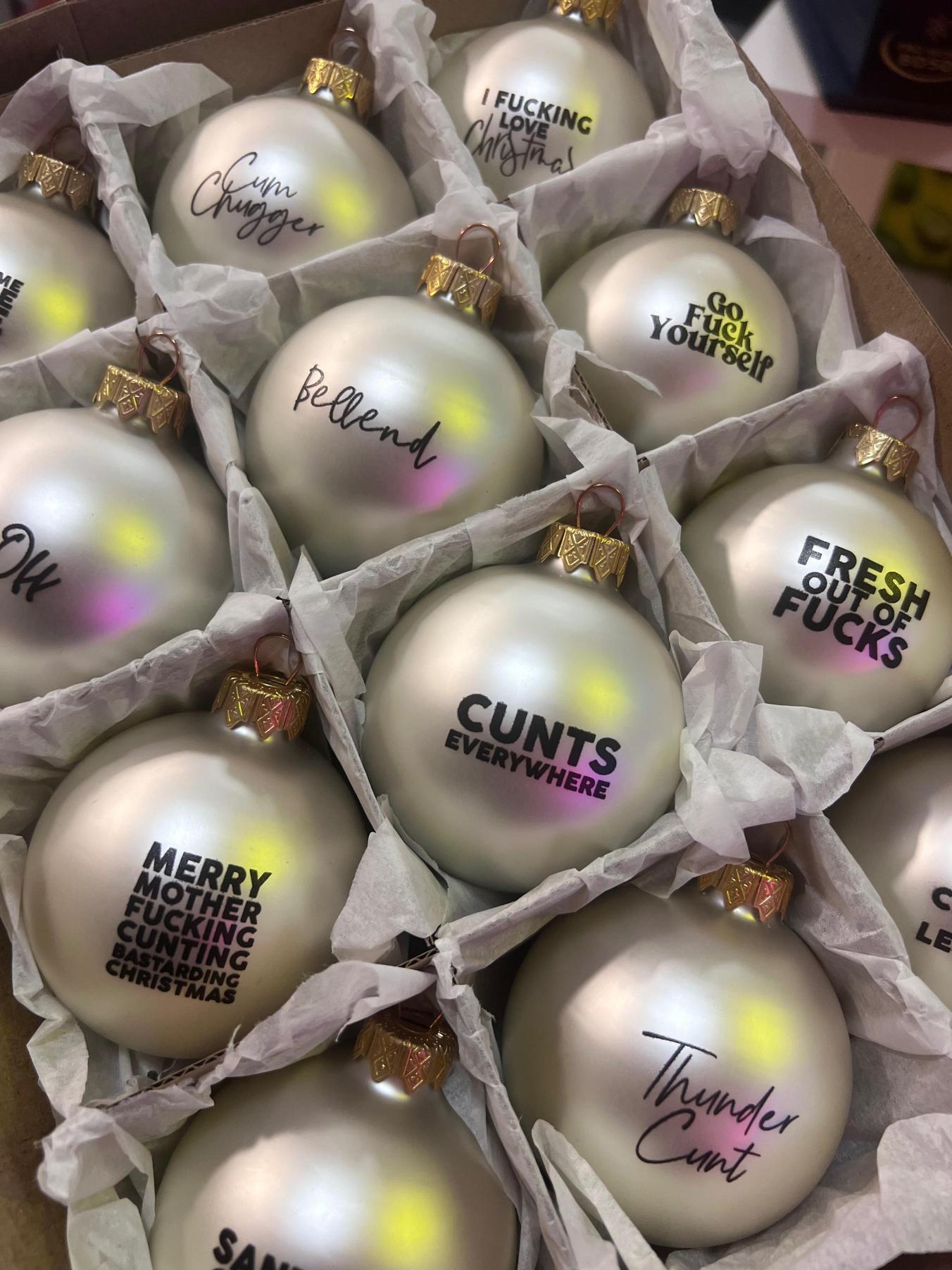 🎄 69% OFF NOW! 🤣 Funny Christmas Ornament - Humorous Design for Tree Decoration, Perfect Gift for Family Gatherings 🎁📦