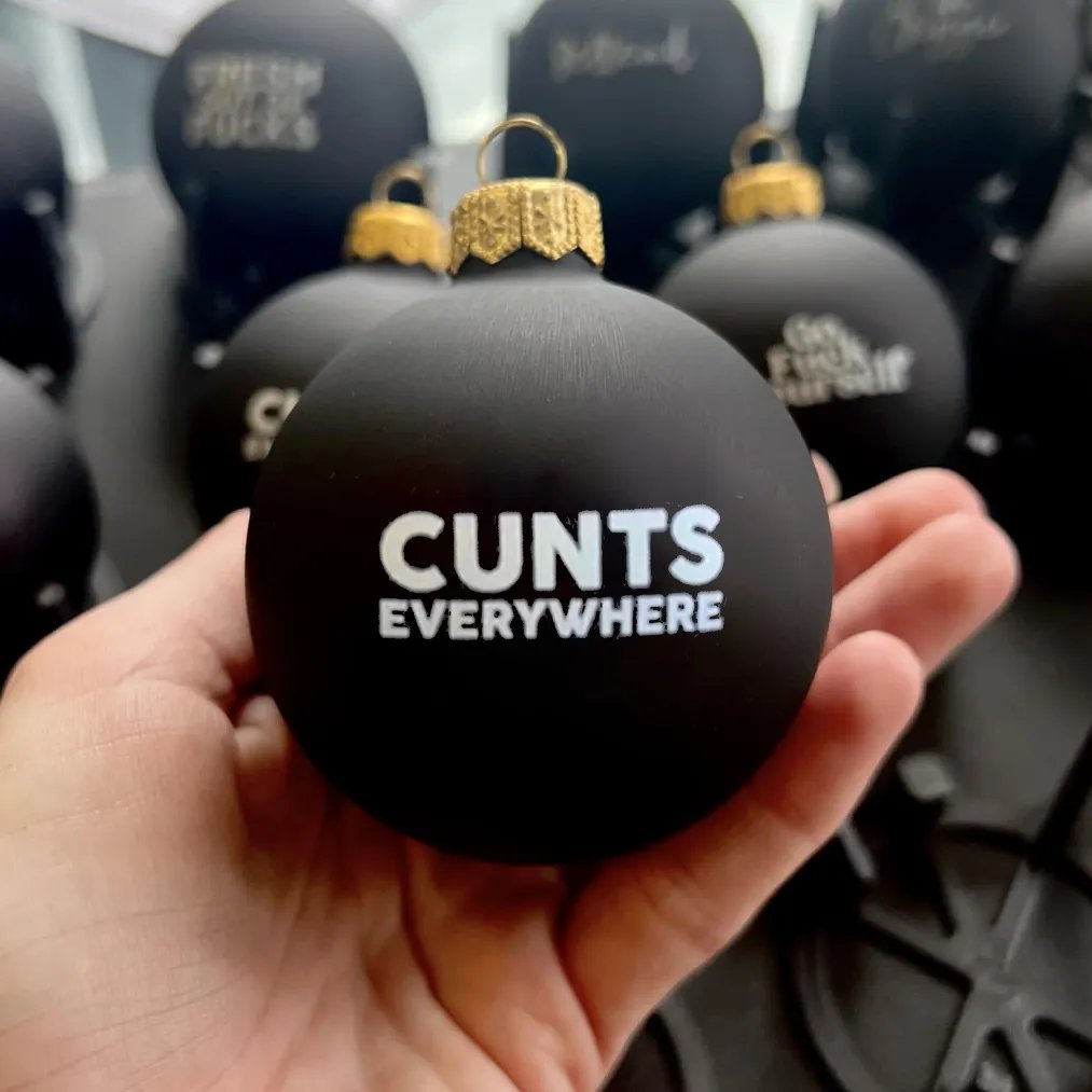 🎄 69% OFF NOW! 🤣 Funny Christmas Ornament - Humorous Design for Tree Decoration, Perfect Gift for Family Gatherings 🎁📦