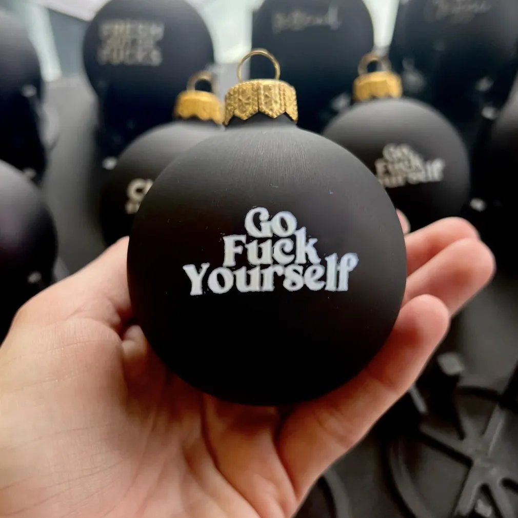 🎄 69% OFF NOW! 🤣 Funny Christmas Ornament - Humorous Design for Tree Decoration, Perfect Gift for Family Gatherings 🎁📦